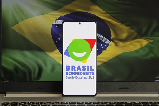 Brasil Sorridente - Pol&iacute;tica Nacional de Sa&uacute;de Bucal do Brasil, institu&iacute;da em 2004 e tornada lei em 2023, que garante atendimento odontol&oacute;gico gratuito e universal pelo SUS.