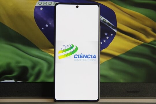 O Ci&ecirc;ncia sem Fronteiras - CsF - Programa federal brasileiro  que promoveu a internacionaliza&ccedil;&atilde;o da ci&ecirc;ncia e educa&ccedil;&atilde;o, financiando bolsas de estudo no exterior para universit&aacute;rios.