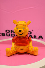 Obraz premium A teddy bear figurine made from Lego bricks. A cheerful bear.