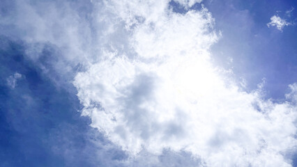 Obraz premium Bright Blue Sky with Fluffy Cumulus Clouds on a Sunny Day