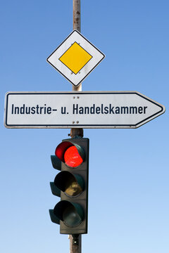 Verkehrszeichen, Industriehandelskammer IHK mit einem Vorfahrtzeichen und einer Verkehrsampel