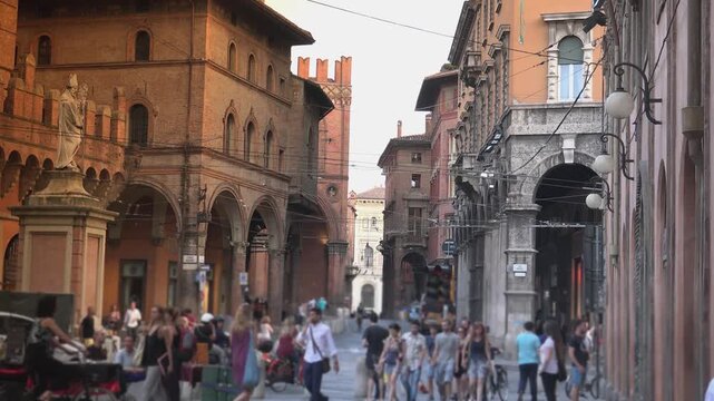 Via Rizzoli directly connects Piazza Maggiore (the main center) to the Asinelli Tower, blurring