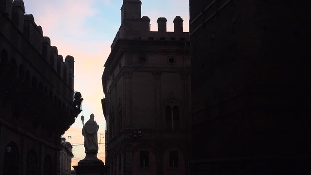 Via Rizzoli directly connects Piazza Maggiore (the main center) to the Asinelli Tower