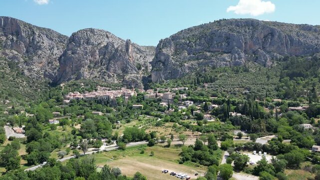 Vue a&eacute;rienne de champs de lavande dans le sud de la France