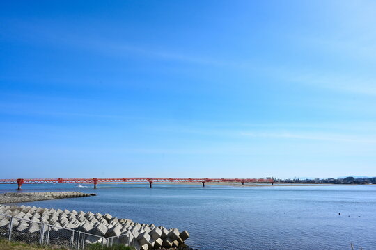 阿賀野川河口と新潟空港の進入灯（新潟県新潟市東区）
