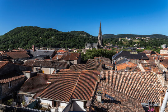 Saint Affrique (Aveyron, Occitanie, France) - Vue g&eacute;n&eacute;rale des toitures du village et du clocher de l'&eacute;glise Notre Dame de Mis&eacute;ricorde en &eacute;t&eacute;