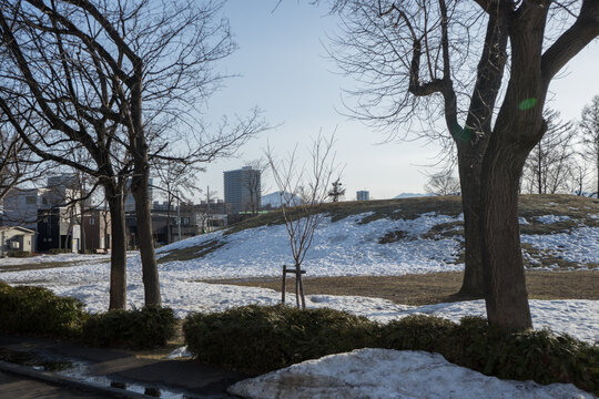雪解けの季節の公園