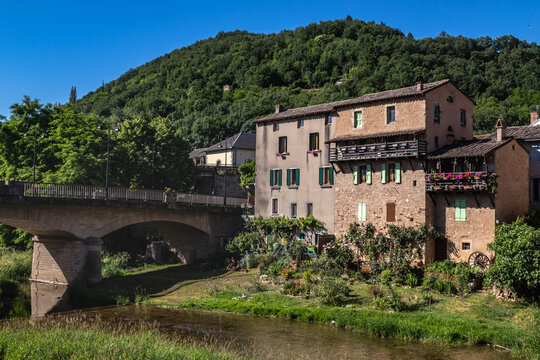 Saint Affrique (Aveyron, Occitanie, France) - Vue des maisons pittoresques au bord de la Sorgue en &eacute;t&eacute;