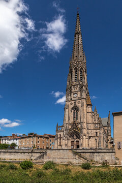 Saint Affrique (Aveyron, Occitanie, France) - Vue de l'&eacute;glise Notre Dame de Mis&eacute;ricorde au bord de la Sorgue en &eacute;t&eacute;
