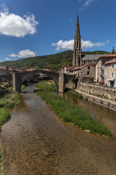 Saint Affrique (Aveyron, Occitanie, France) - Vue g&eacute;n&eacute;rale du village, du vieux pont et de l'&eacute;glise Notre Dame de Mis&eacute;ricorde au bord de la Sorgue en &eacute;t&eacute;