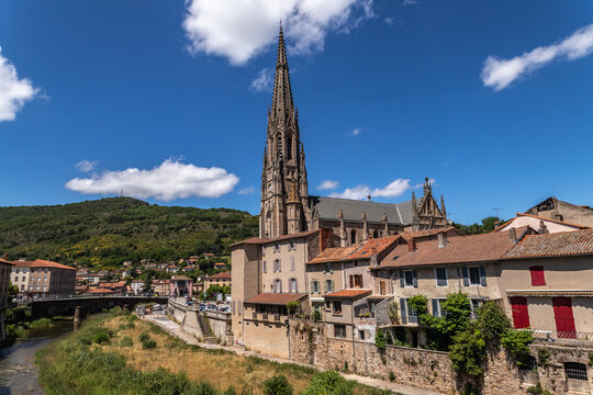Saint Affrique (Aveyron, Occitanie, France) - Vue g&eacute;n&eacute;rale du village et l'&eacute;glise Notre Dame de Mis&eacute;ricorde au bord de la Sorgue en &eacute;t&eacute;