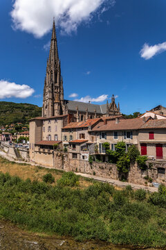 Saint Affrique (Aveyron, Occitanie, France) - Vue g&eacute;n&eacute;rale du village et l'&eacute;glise Notre Dame de Mis&eacute;ricorde au bord de la Sorgue en &eacute;t&eacute;