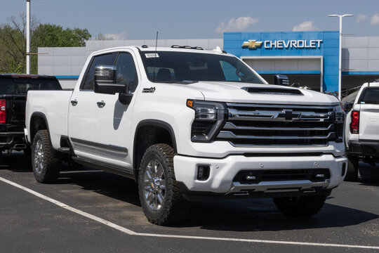 Chevrolet Silverado 2500 High Country 4WD at a dealership. Chevy offers the Silverado 2500 with a 6.6L gas V8 engine. MY:2026