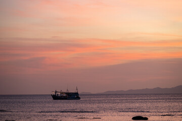 Obraz premium Fishing boat at sunset on Tubkaek Beach Thailand