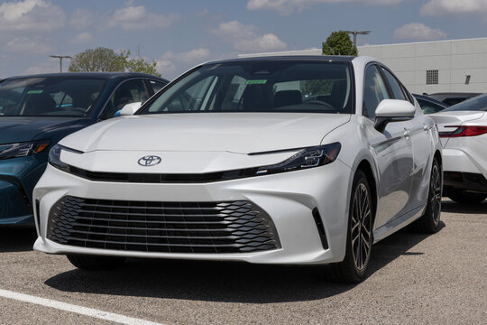 Toyota Camry XLE sedan display. Toyota offers the Camry with a 2.5L 4-Cylinder Hybrid engine. MY:2026