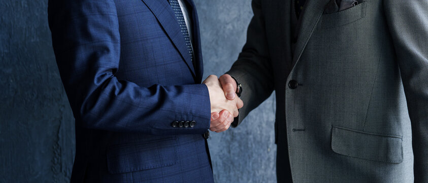 握手をするビジネスパーソンの手元