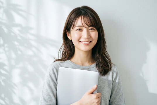 ノートパソコンを持った女性　Generative AI
