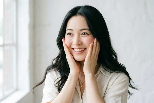 驚きと喜びの表情で頬に手を当てる日本人女性 美容 スキンケア ライフスタイル Generative AI