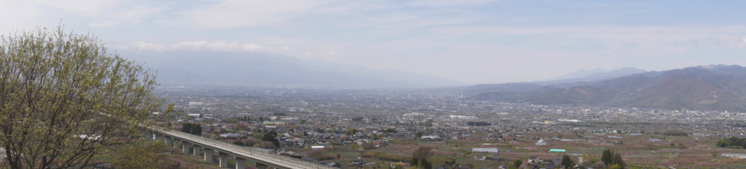Obraz premium 日本：花鳥山展望台（リニアの見える丘）からの春霞のパノラマ風景／山梨県笛吹市・4月