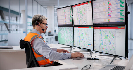 Obraz premium Rapid Response Operator At Emergency Call Center Handles Fire