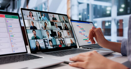 Naklejka premium Young Woman Shares Ideas During Virtual Business Meeting