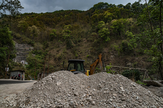 The Teesta River, flowing through North Bengal near the Siliguri Corridor (Chicken's Neck), is a vital yet contentious transboundary river that has become a key geopolitical flashpoint. Flash floods.