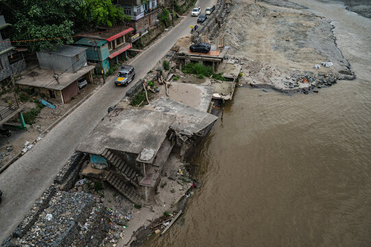 The Teesta River, flowing through North Bengal near the Siliguri Corridor (Chicken's Neck), is a vital yet contentious transboundary river that has become a key geopolitical flashpoint. Flash floods.