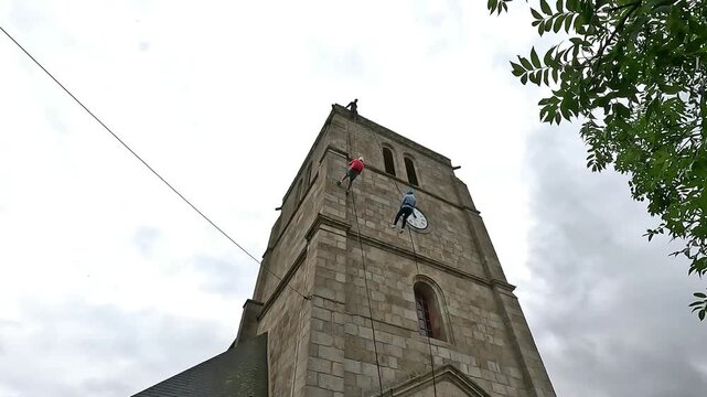 La descente d'un clocher en rappel  en Bretagne