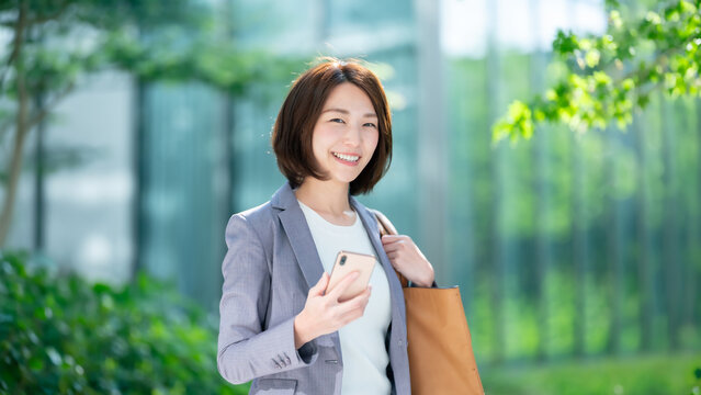 ビジネス　女性　スマホ