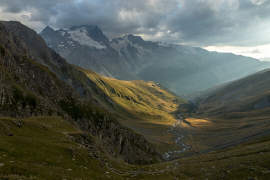 Randonn&eacute;e glaciaire &agrave; l' Aiguille du Gol&eacute;on en &eacute;t&eacute;, Torrent et vallon du Maurian ,Hautes-Alpes , France	