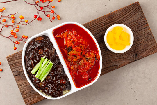  한 그릇을 반으로 나누어 짬뽕과 짜장면을 한쪽씩 담아 먹는 음식. 

A dish where a bowl is divided in half, with Jjamppong and Jjajangmyeon served on each side.
