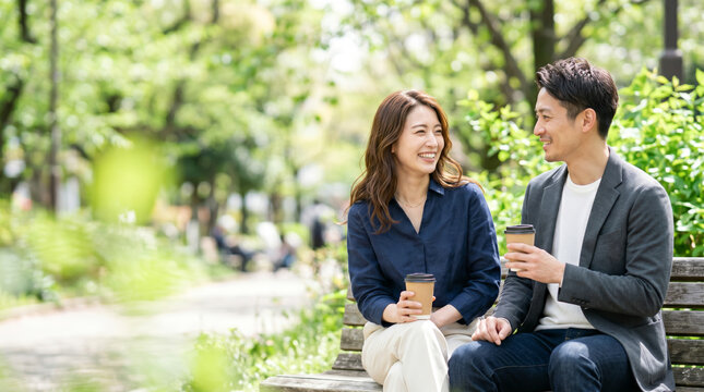 都会の公園で自然を感じて過ごすカップル・夫婦・ディンクスの二人暮らし