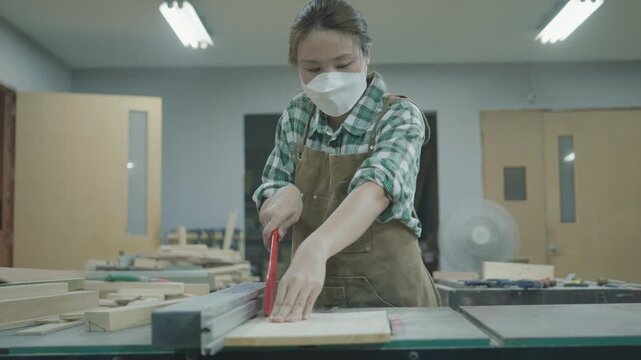 Explore the art of woodworking in a creative workshop. This image showcases the hands-on process of crafting wood projects, highlighting skills and techniques that bring ideas to life.