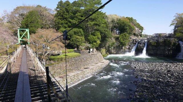 静岡県裾野市の五竜の滝（中央公園）にある三条の滝
