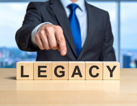Legacy - Geschäftsmann zeigt auf den Text "Legacy"