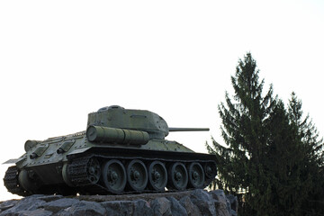 Obraz premium Monument with the Soviet T-34 tank in memory of the soldiers of the Great Patriotic War. Monument to the T34 tank from the Second World War. Russia, Ukraine, Belarus. Old Soviet tank on a pedestal.