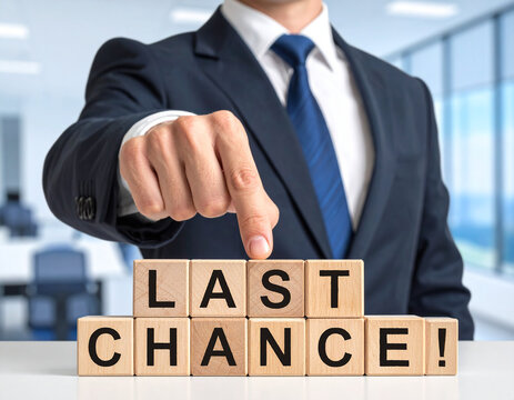 Last Chance! - Geschäftsmann zeigt auf den Text "Last Chance!"