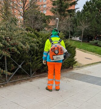 Trabajador utilizando un soplador de hojas de mochila  marca STIHL, limpiando un seto de un jard&iacute;n p&uacute;blico de Madrid, Espa&ntilde;a, 20 de marzo de 2026