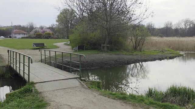 pedestrian and bicycle path in the park, two bridges ścieżka pieszo rowerowa w parku dwa mosty