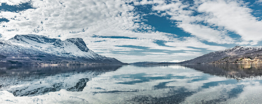 Blick &uuml;ber die Bucht von Narvik &uuml;ber den Oforfjord