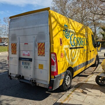 Plataforma de carga trasera de furgoneta de Correos de Espa&ntilde;a aparcada en una calle de Madrid, Espa&ntilde;a, 19 de marzo de 2026