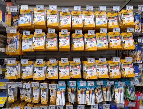 Un estante lleno de diversos instrumentos de escritura marca BIC, en tienda Carrefour de Madrid, Espa&ntilde;a, 19 de marzo de 2026