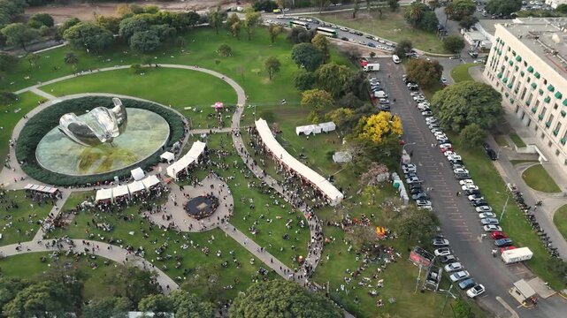 Toma a&eacute;rea de dron de el parque Floralis Gen&eacute;rica