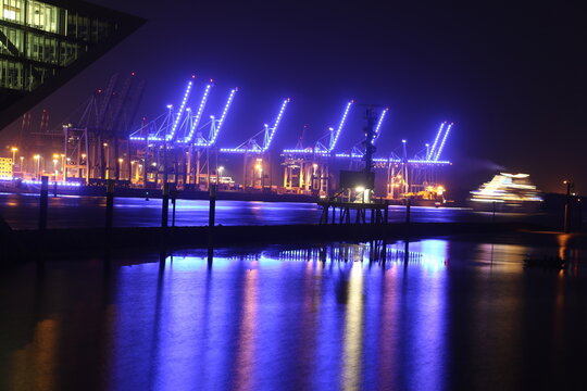 Nachtaufnahme Hamburger Hafen Blue Port