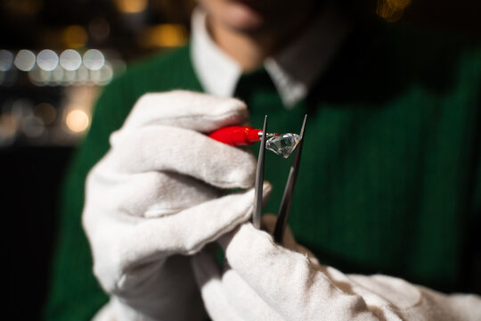 Diamond inspection process with red marking pen and tweezers.
