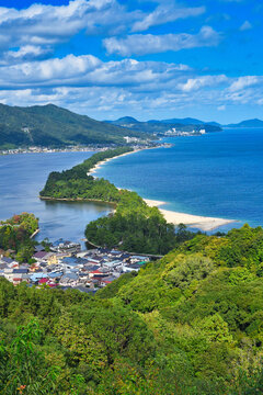 青空に映える天橋立　飛龍観　コピースペースあり（日本京都府宮津市 天橋立ビューランド）Amanohashidate in blue sky, the Hiryukan viewpoint. Copy space available. (Amanohashidate View Land, Miyazu City, Kyoto Prefecture, Japan)