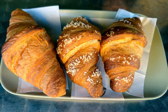 croissant fresco al forno su vassoio