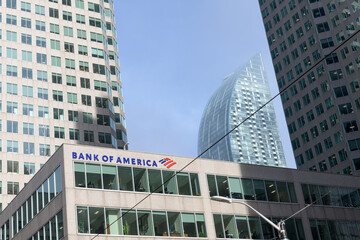 Obraz premium curved profile of L-Tower condominium and facade of Brookfield Place with Bank of America sign at 181 Bay St, Toronto 