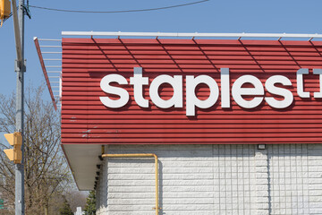 Naklejka premium exterior building and sign of Staples, an office supply store chain, located here at 542 Keele St, Toronto