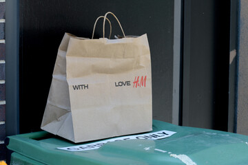 Naklejka premium paper bag on a recycling bin in Toronto